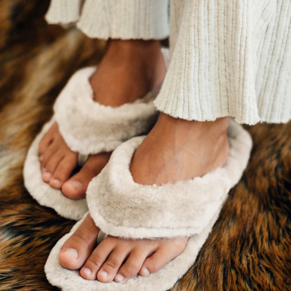 Olukai Kipe'a Heu Slipper Sandals Sz 9 Cream Genuine Wool Shearling NEW. No box